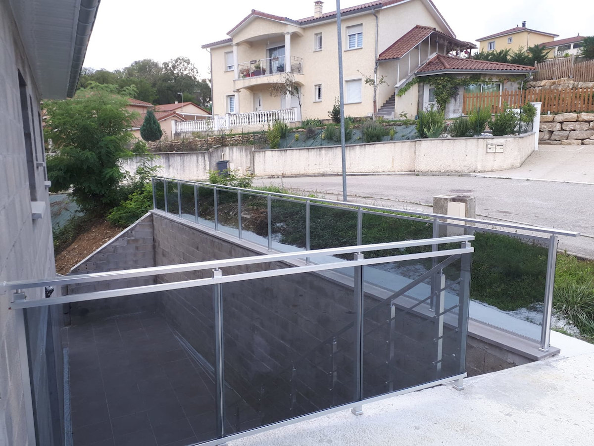 Installation barrière alu à Ambérieu-en-Bugey, Lyon, en France