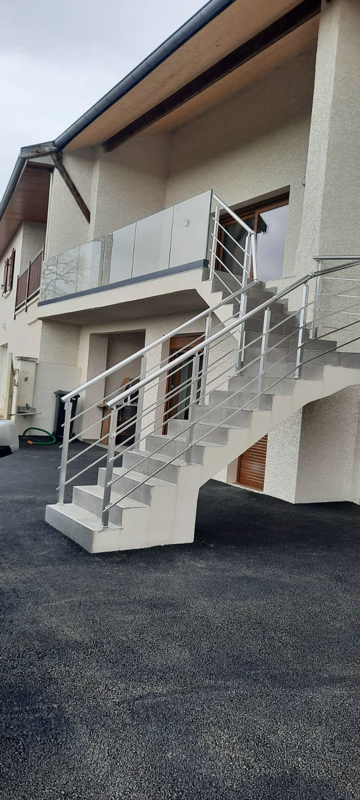 Installation de barrière alu à Douvres, Lyon, en France